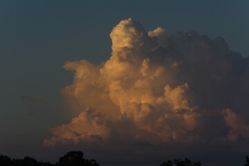 Gros nuage au cr&eacute;puscule