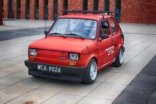 Mały polski fiat 126p na pokazie samochod&oacute;w retro.