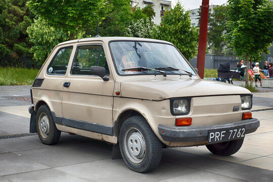 Mały polski fiat 126p na pokazie samochod&oacute;w retro.
