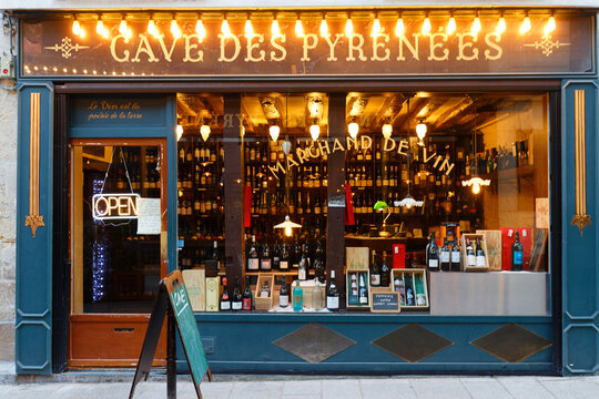 Cave des Pyrenees is wine shop located in 4th district of Paris at Beatreuillis rue.