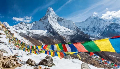 Crédence de cuisine en verre imprimé Himalaya colorful prayer flags on the everest base camp trek in himalayas nepal