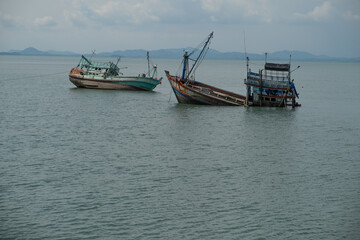 Fototapeta na wymiar Gesunkene Boote in Thailand