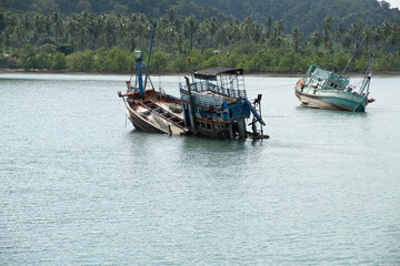 Fototapeta na wymiar Gesunkene Boote in Thailand