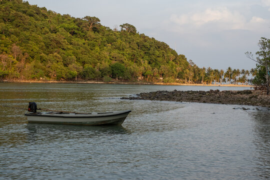 Boot am Felsenstrand in Thailand