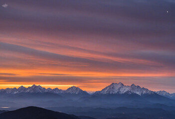 Sunset Majesty: Mountain Silhouettes
