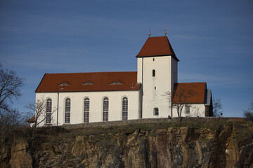 Fototapeta na wymiar Historische Bergkirche auf dem Kirchberg und am Steinbruch in Beucha, Sachsen, Deutschland 