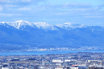 雪が積もった琵琶湖西岸の蓬莱山