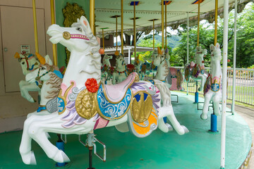 遊園地にある昭和レトロなメリーゴーランド