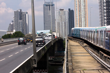 Obraz premium Skytrain and traffic crossing th Taksin Bridge, Bangkok, Thailand