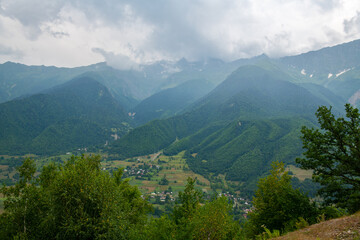 Obraz premium Azure Abundance: Blue Skies Overflowing with Green Mountain Splendor