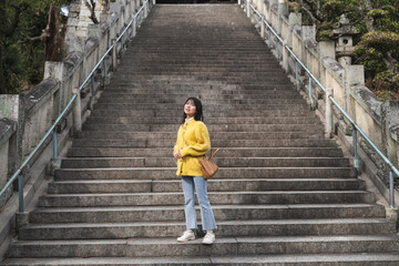 神社を参拝する女性
