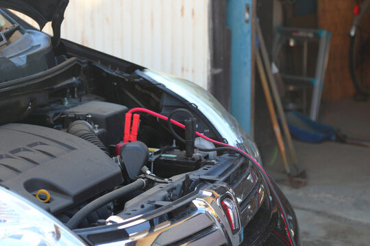 車のバッテリーをブースターで充電
