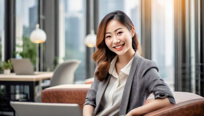 Obraz premium オフィスで微笑む可愛い女性