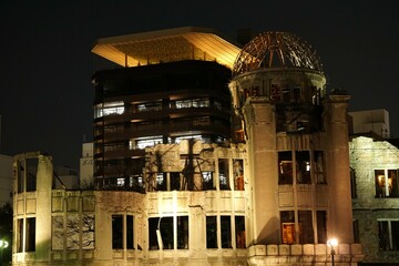 広島原爆ドームとおりづるタワーの夜景