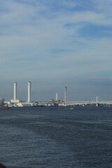 みなとみらいから見る横浜ベイブリッジと雲のある風景