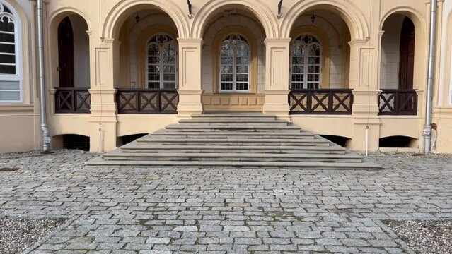 Zabytkowy pałac dw&oacute;r zamek jesienną porą w słoneczny dzień