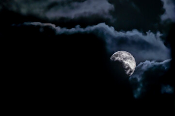 Luna piena coperta dalle nuvole