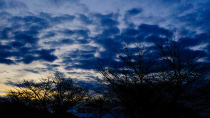 Fototapeta na wymiar 朝焼けと壮大な雲。雲から漏れる暖かい陽射しの絶景風景
