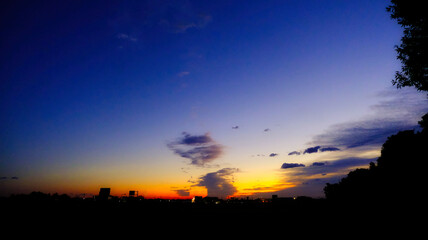 地平線から陽が昇る。黄金色のゴールデンアワー。
