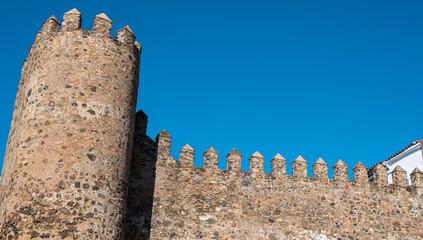 Restos muralla almenada medieval en la puerta de Burgos en la villa de Jerez de los Caballeros,...