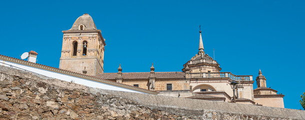 Vista inferior de la iglesia Santa María de la Encarnación en la villa de Jerez de los...