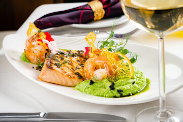 fish steak with vegetables and white wine