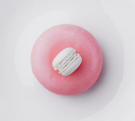Obraz premium Pink mousse cake decorated with white macaroon