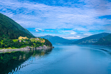 der Faleidfjord bei Olden in Norwegen, eine traumhafte Berglandschaft