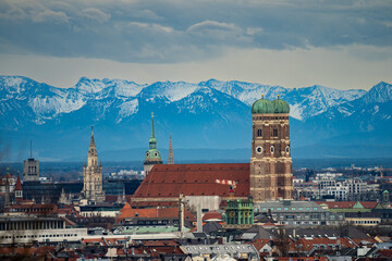 Blick über die Münchner Frauenkirche in die Alpen