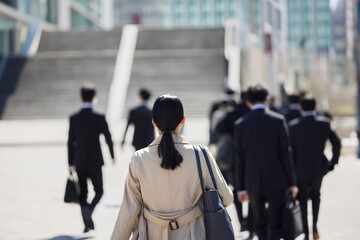 若いスーツ姿の日本人女性（大学生）の歩く後ろ姿
