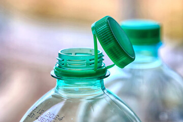 Plastikowa butelka z zakrętką na wodę mineralną.  - obrazy, fototapety, plakaty