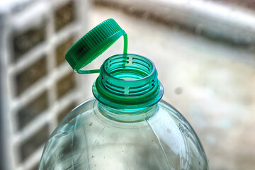 Plastikowa butelka z zakrętką na wodę mineralną.  - obrazy, fototapety, plakaty