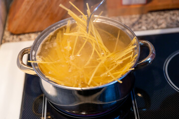 Spagetti im Topf aufkochen