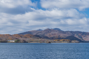 日本　福島県耶麻郡北塩原村、裏磐梯高原の桧原湖と紅葉