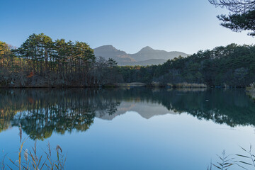 日本　福島県耶麻郡北塩原村、裏磐梯高原の五色沼湖沼群の毘沙門沼と磐梯山