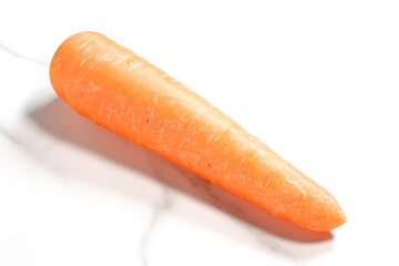 白い背景の人参
