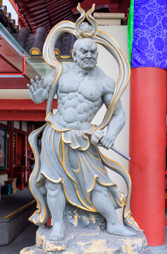 Nio Nārāyaṇa (guardian) at the front entrance of the Buddha Tooth Relic Temple, Chinatown, Singapore