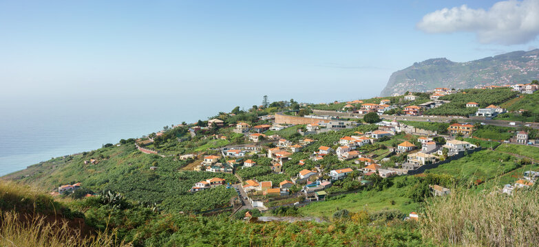 Panorama und Vorort von Funchal mit Blick zur Klippe Cabo Girão auf der Insel Madeira