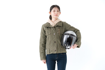 ヘルメットを持った女性