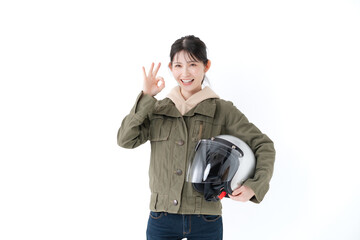 ヘルメットを持ってOKサインをする女性