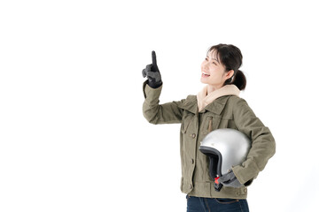 ヘルメットを持って指差しをする女性