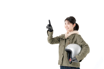 ヘルメットを持って指差しをする女性