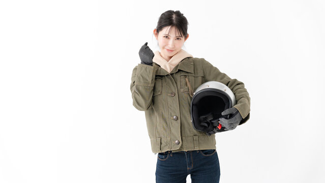 ヘルメットを持ってガッツポーズをする女性