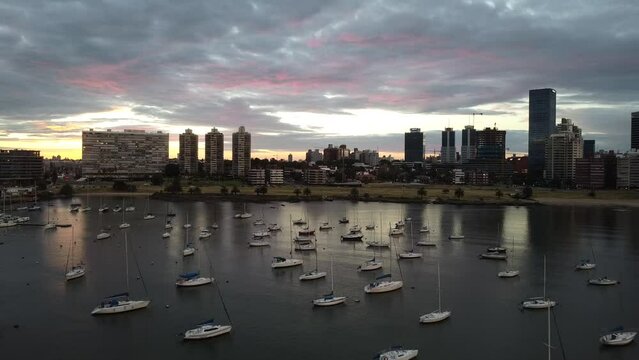 Tomas aereas de dron sobre el Puerto del Buceo en la ciudad de Montevideo, Uruguay