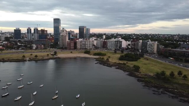 Tomas aereas de dron sobre el Puerto del Buceo en la ciudad de Montevideo, Uruguay