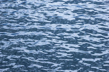 Obraz premium 光の反射で水面にできた模様