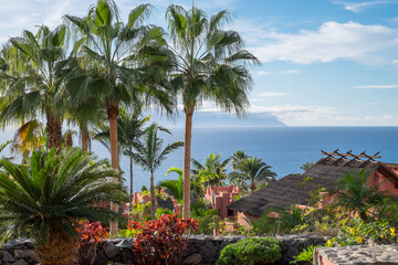 Fototapeta na wymiar Paisaje en el sur de Tenerife con la isla de La Gomera en el horizonte, islas Canarias