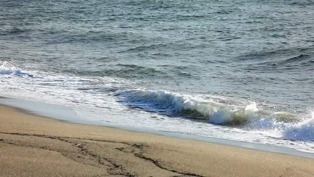 砂浜に打ち寄せる波　スロー
