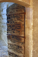 une porte très ancienne
