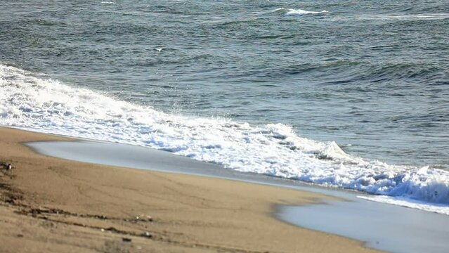 砂浜に打ち寄せる海の波　スロー